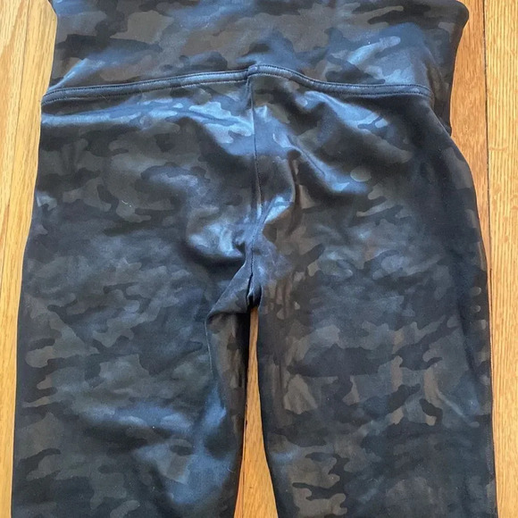 Spanx sz S/P black shiny camo leggings like new condition full length - Picture 4 of 7